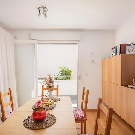 Modern With Terrace 4 Min Walk To The