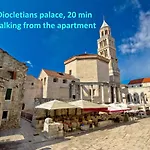Apartment Modern With Terrace 4 Min Walk To The
