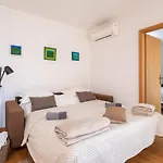 Apartment Modern With Terrace 4 Min Walk To The *