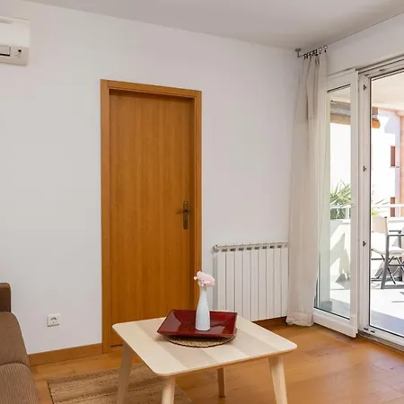 Modern With Terrace 4 Min Walk To The