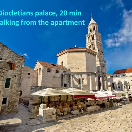 Апартаменти Modern With Terrace 4 Min Walk To The