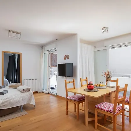 Modern With Terrace 4 Min Walk To The Apartmán