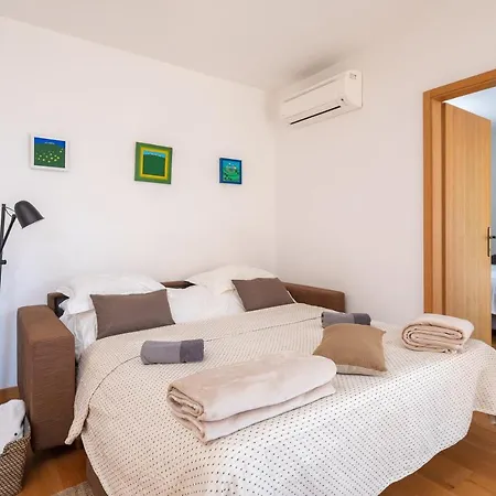 Apartment Modern With Terrace 4 Min Walk To The *