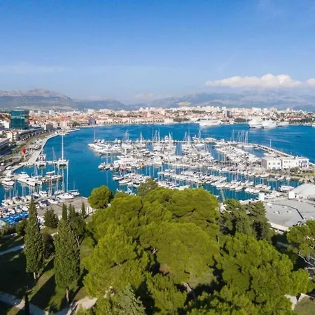 Appartement Modern With Terrace 4 Min Walk To The