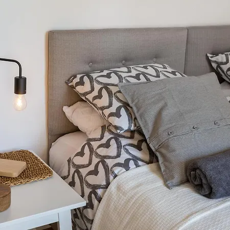 Modern With Terrace 4 Min Walk To The Apartment
