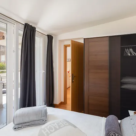 Appartement Modern With Terrace 4 Min Walk To The *