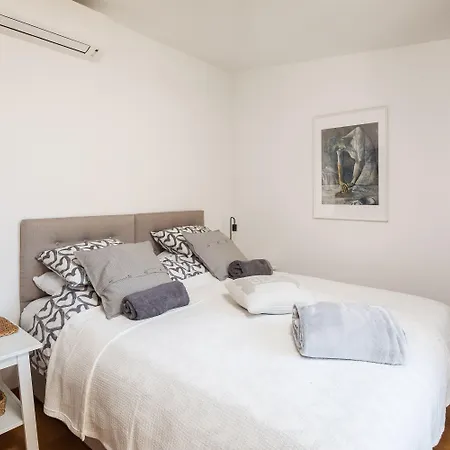 Appartement Modern With Terrace 4 Min Walk To The