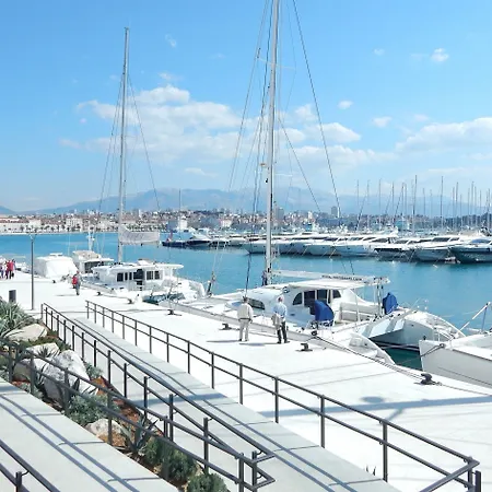 Appartement Modern With Terrace 4 Min Walk To The