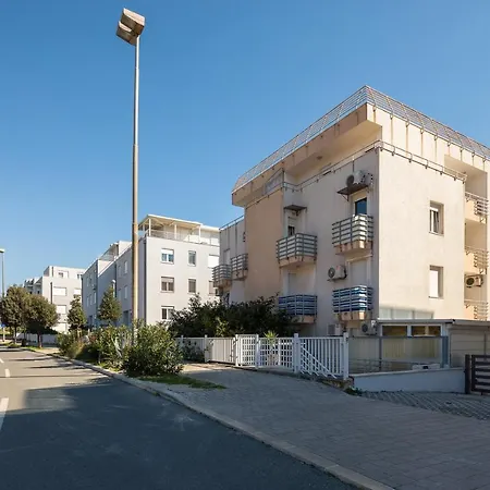 Modern With Terrace 4 Min Walk To The